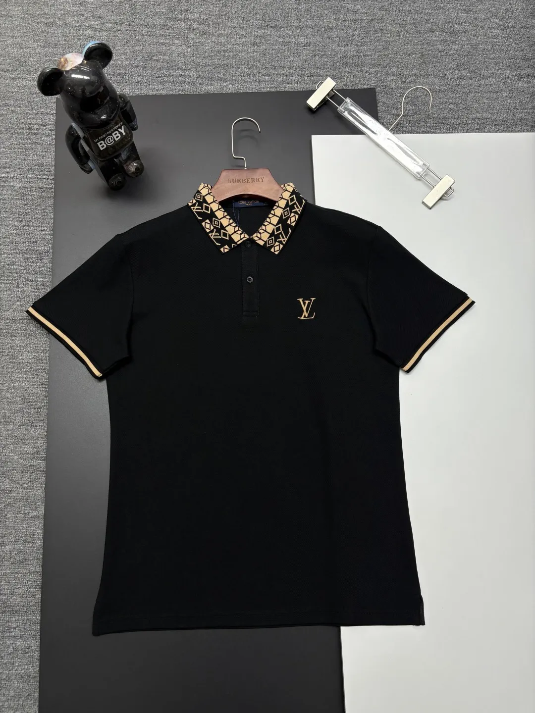 🅿️210 LV Louis Vuitton's new embroidered Polo shirt. Original fabric. Official same style. Made of 210 grams of pure cotton pique fabric, customized in the same vat dyeing fabric. It feels very comfortable and smooth. The version is quite wide and stylish. Produced by a first-line brand factory. Imported Behringer embroidery machine. The embroidery is full and textured. The collar rib is woven with imported yarn. It will not deform after long-term wear. The latest style for spring and summer. Fashionable and individual. Super versatile and good-looking. It is very suitable for both men and women. A must-have item. Color: black, white, apricot, royal blue. Size: M-XXXL